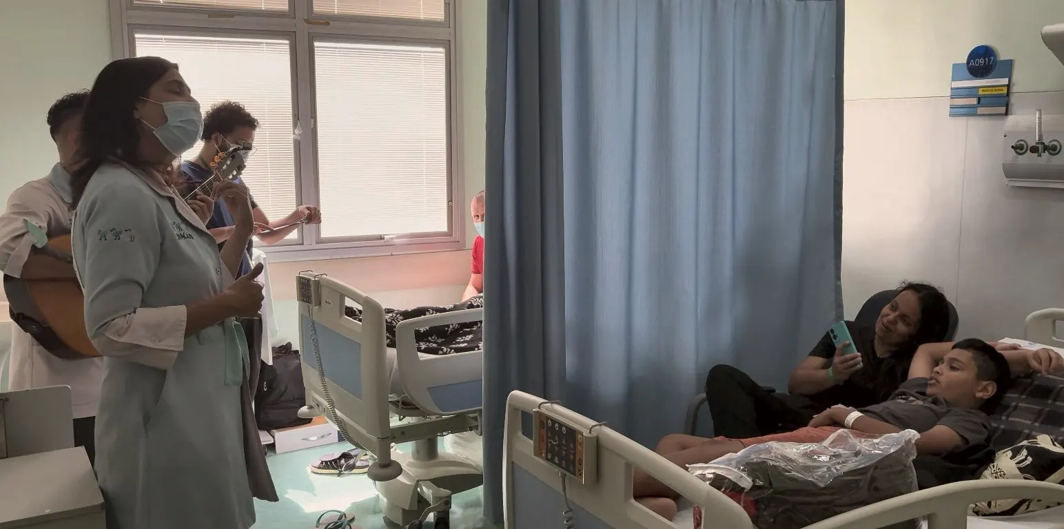 Quarto do Hospital São Paulo durante um atendimento musical
