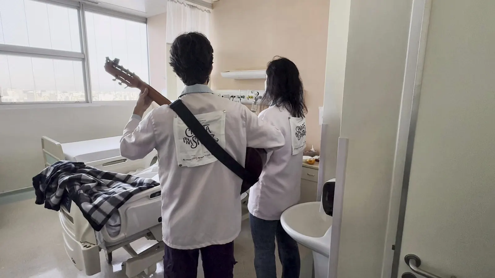 Dupla de artistas chega com violão a um quarto do ICESP
