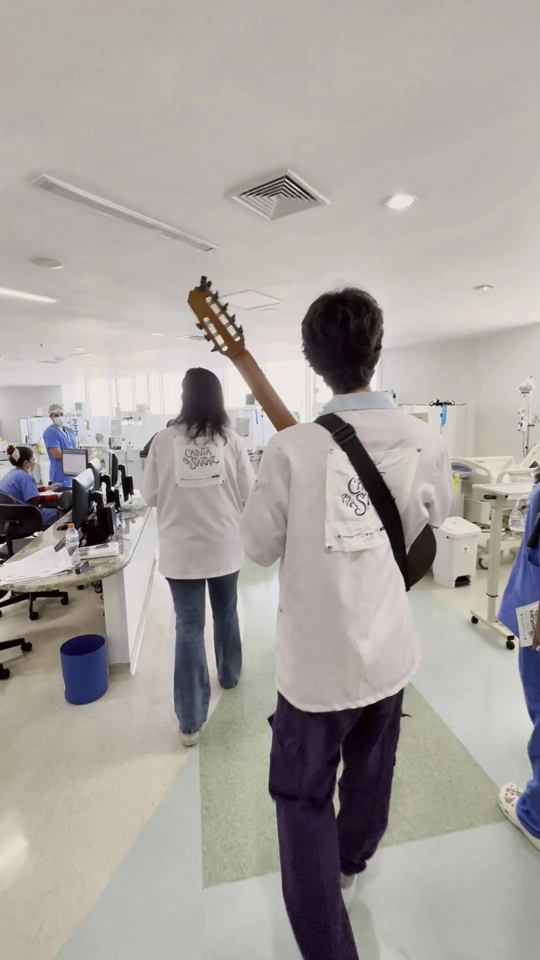 Dupla caminha com os instrumentos por um salão de atendimento do ICESP